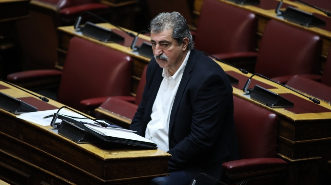 Ο Π.Πολάκης κέρδισε το φλουρί της βασιλόπιτας που έκοψε ο ΣΥΡΙΖΑ (φωτο) 