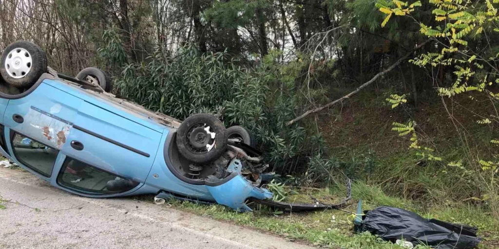 Λάρισα: Αναποδoγύρισε αυτοκίνητο – Εγκλωβίστηκε και τραυματίστηκε 25χρονη (βίντεο)