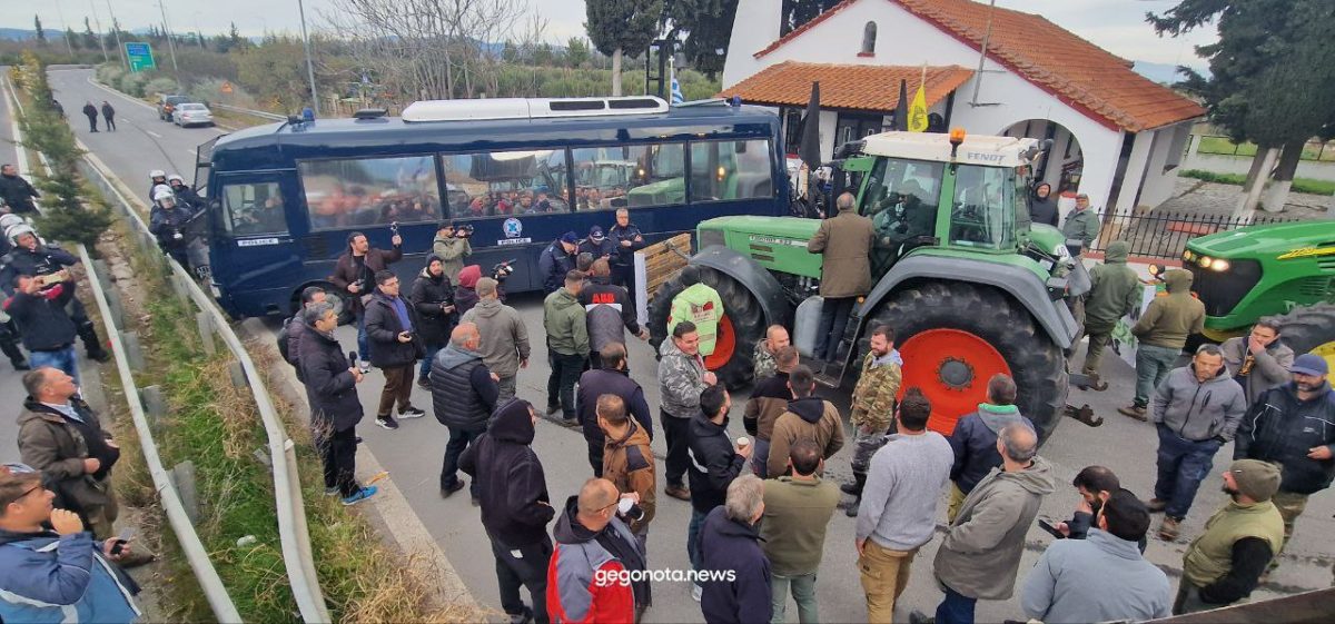 Αλμυρός Βόλου: Ένταση μεταξύ αγροτών και αστυνομίας – Τα ΜΑΤ τους εμπόδισαν με κλούβες να κλείσουν την Εθνική