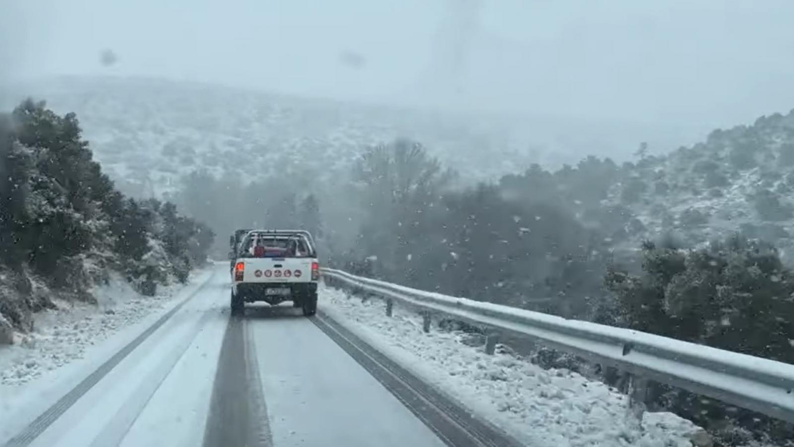 Πάρνηθα: Με άρμα της ΕΜΑΚ απεγκλωβίστηκαν τα τρία άτομα – Θα μεταφερθούν σε ασφαλές σημείο