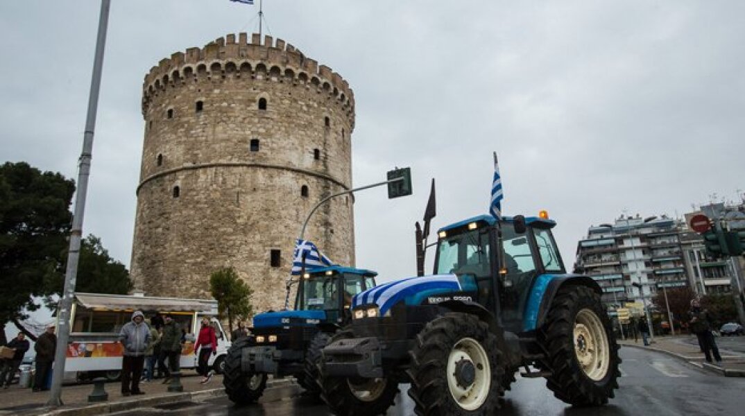 Θεσσαλονίκη: «Κατέκλυσαν» τον Λευκό Πύργο με τα τρακτέρ τους οι αγρότες – Με μαύρες σημαίες και φέρετρα σε αγροτικά οχήματα