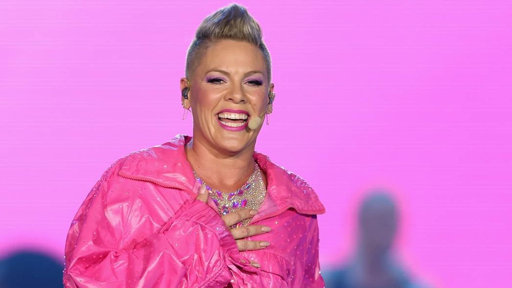 Pink: Διέκοψε συναυλία επειδή «έσπασαν τα νερά» θαυμάστριας στην αρένα – «Γεννάει αυτή τη στιγμή;» (βίντεο) 