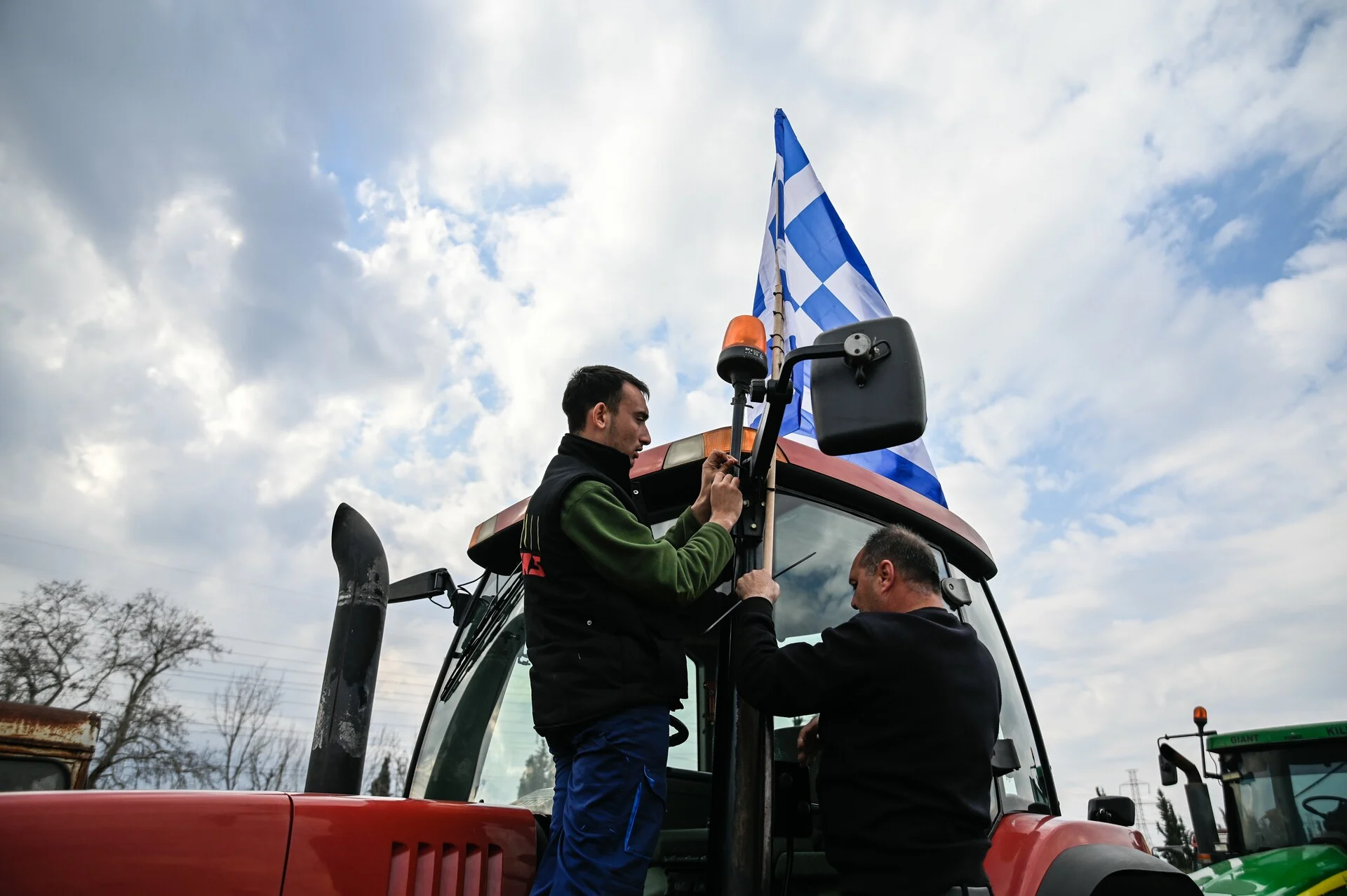 Λιποθύμησε αγρότης στο Σύνταγμα – Τον παρέλαβε ασθενοφόρο του ΕΚΑΒ