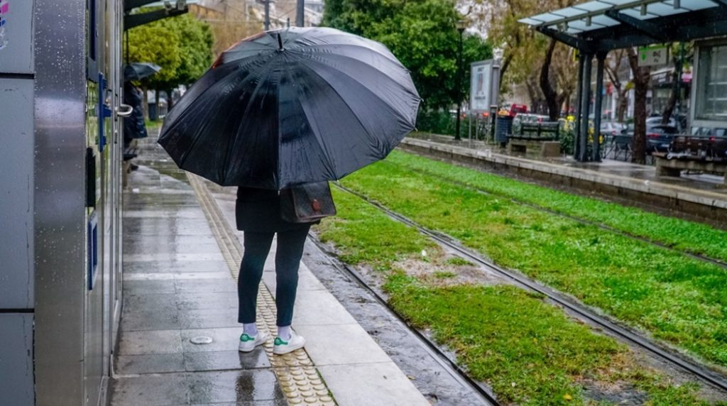 Βροχερός ο καιρός σε όλη τη χώρα – Σε υψηλά επίπεδα για την εποχή η θερμοκρασία