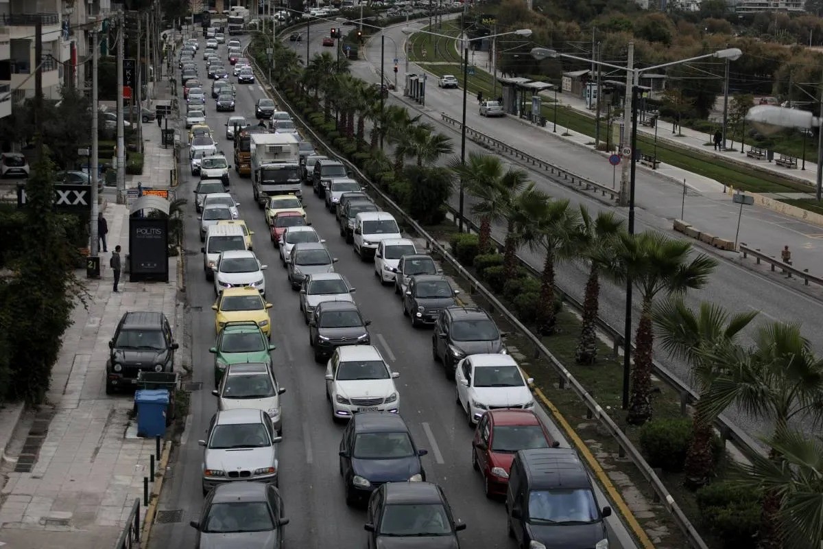 Λεωφόρος Ποσειδώνος: Μποτιλιάρισμα μετά από τροχαίο ατύχημα