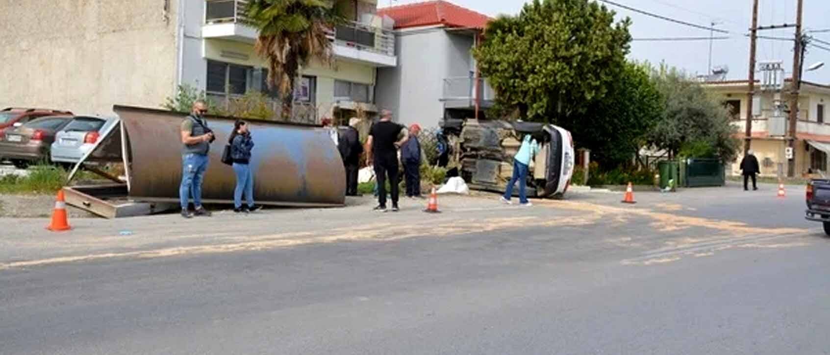 Τραγωδία στην Βέροια: 2 νεκροί από ΙΧ που έπεσε σε στάση λεωφορείου (φώτο)