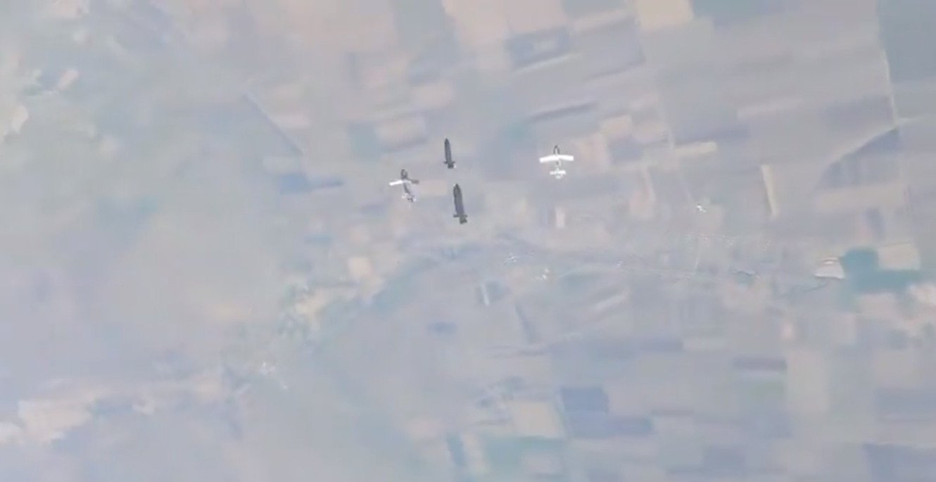 Βίντεο: Ρωσικό αεροσκάφος ρίχνει τέσσερις βόμβες ελεύθερης πτώσης FAB που μετατράπηκαν σε κατευθυνόμενος με το κιτ UMPK