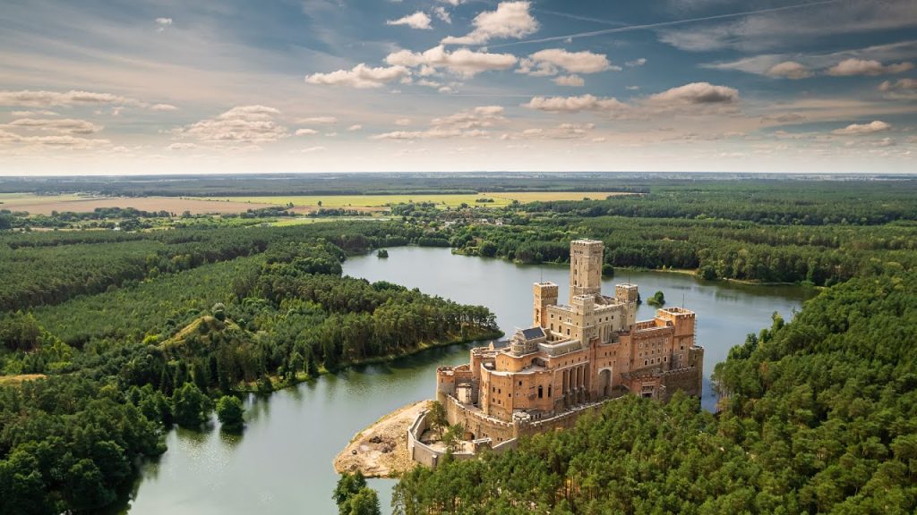 Το μυστηριώδες κάστρο που επιπλέει στο νερό – Οι θεωρίες συνωμοσίας γύρω από αυτό (βίντεο)