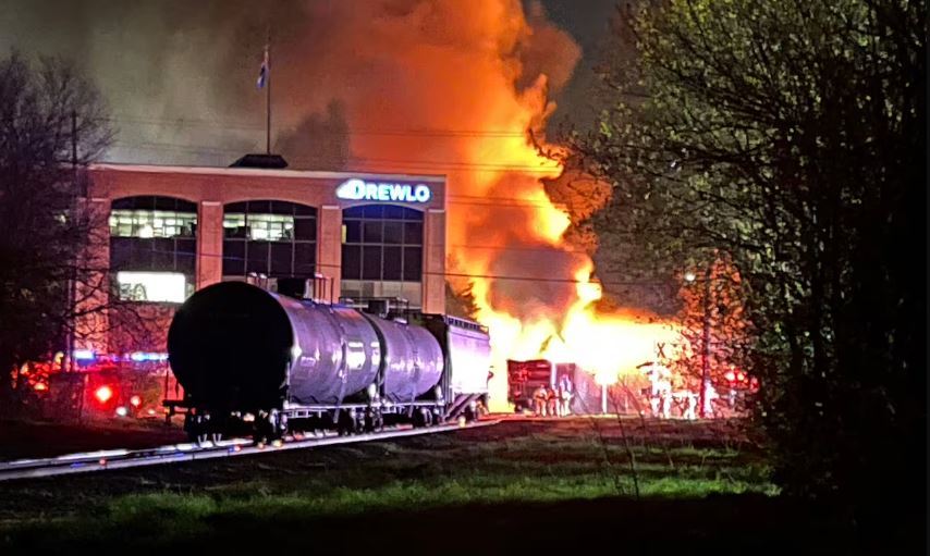 Καναδάς: Η στιγμή που τρένο τυλιγμένο στις φλόγες περνάει μέσα από πόλη (βίντεο)