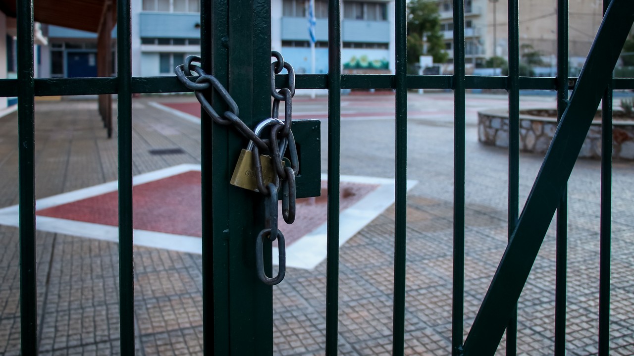 Φθιώτιδα – Πατέρας 6χρονου που καταπλακώθηκε από πόρτα σχολείου: «Είχαμε άγιο – Το λέω και ανατριχιάζω»