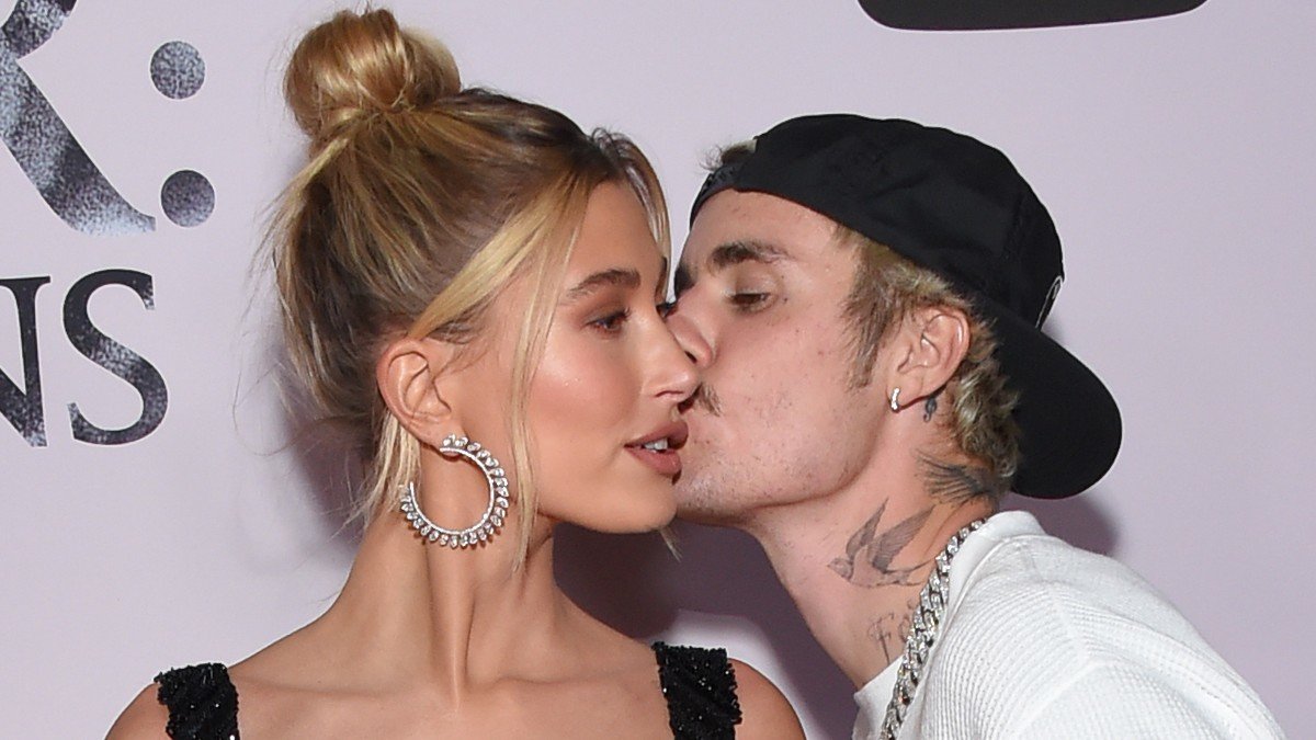 Έγκυος η Hailey Bieber – Η ανακοίνωση στον έκτο μήνα της εγκυμοσύνης της