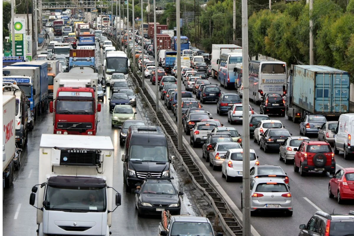 Φορτηγάκι τυλίχθηκε στις φλόγες στην Αθηνών – Κορίνθου – Έχει διακοπεί η κυκλοφορία των οχημάτων