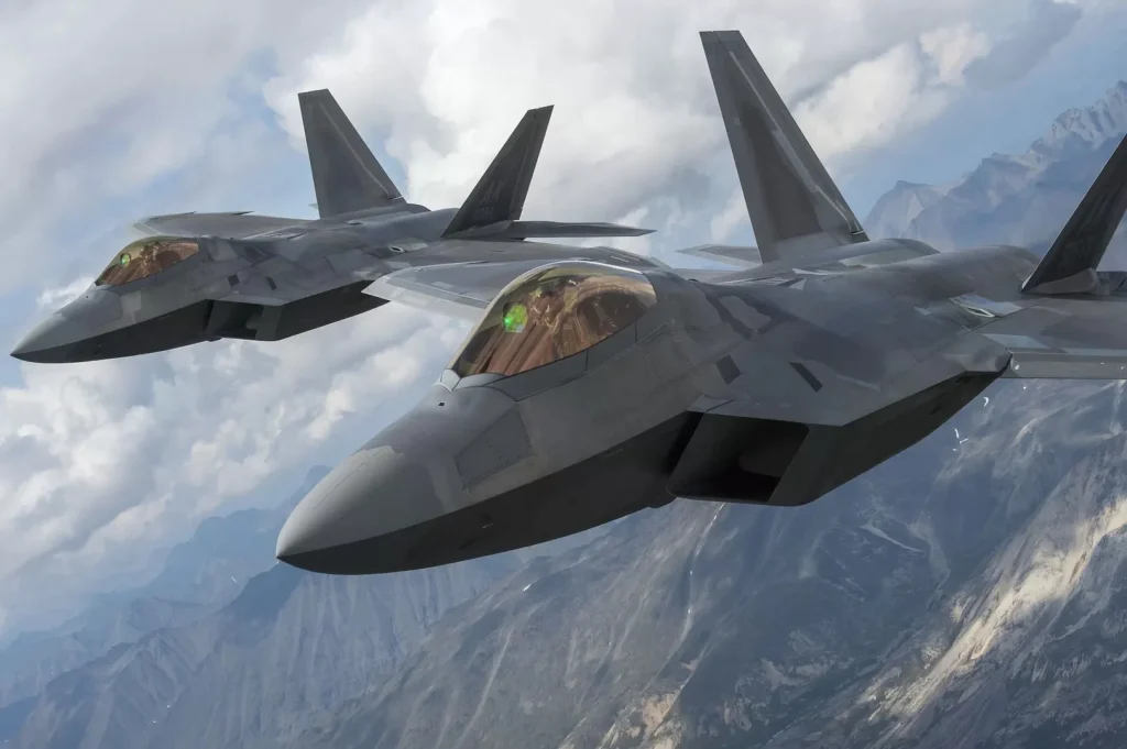 Η υπερευελιξία του F-22 Raptor σε ένα βίντεο: «Χορεύοντας» στον αέρα