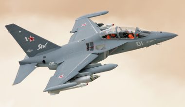 Yak-130: Για πρώτη φορά στην ιστορία της Αεροπορίας αεροσκάφος καρφώνεται στο έδαφος και συνεχίζει να πετάει! (βίντεο}