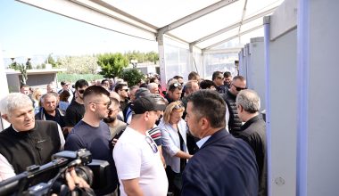 Γαλάτσι: Αλβανοί επιτέθηκαν σε ομογενή από την Βόρεια Ήπειρο επειδή κρατούσε την ελληνική Σημαία