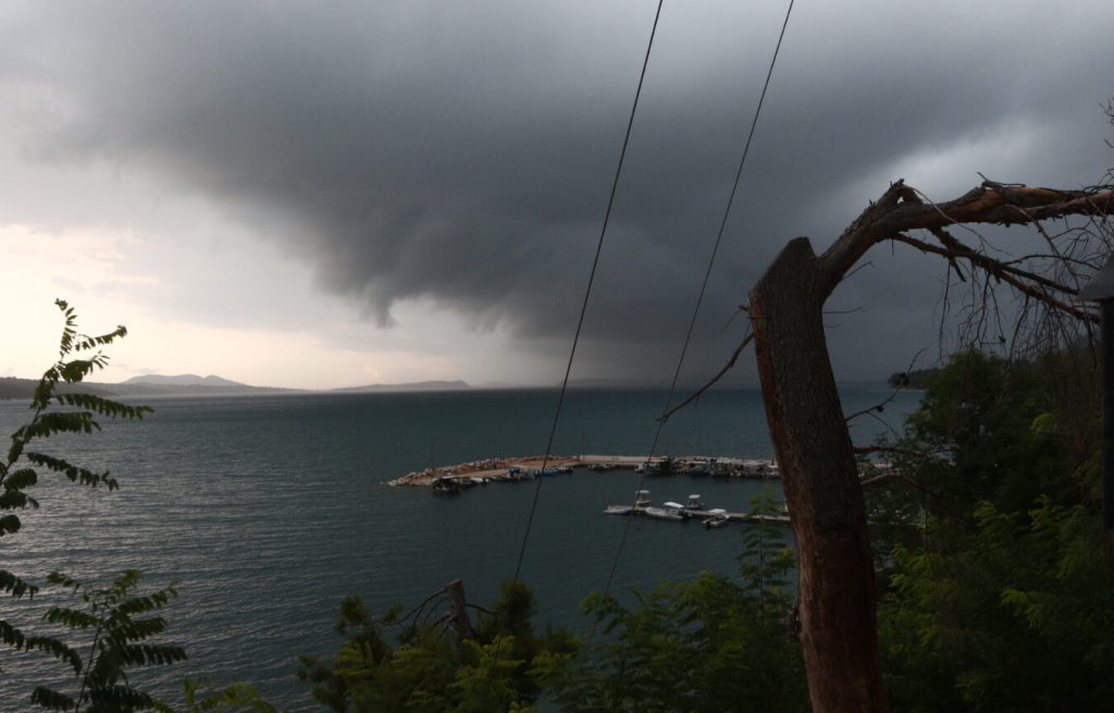 Ο καιρός αύριο: Με νεφώσεις και τοπικές βροχές η Τρίτη – Αναλυτικά η πρόγνωση της ΕΜΥ