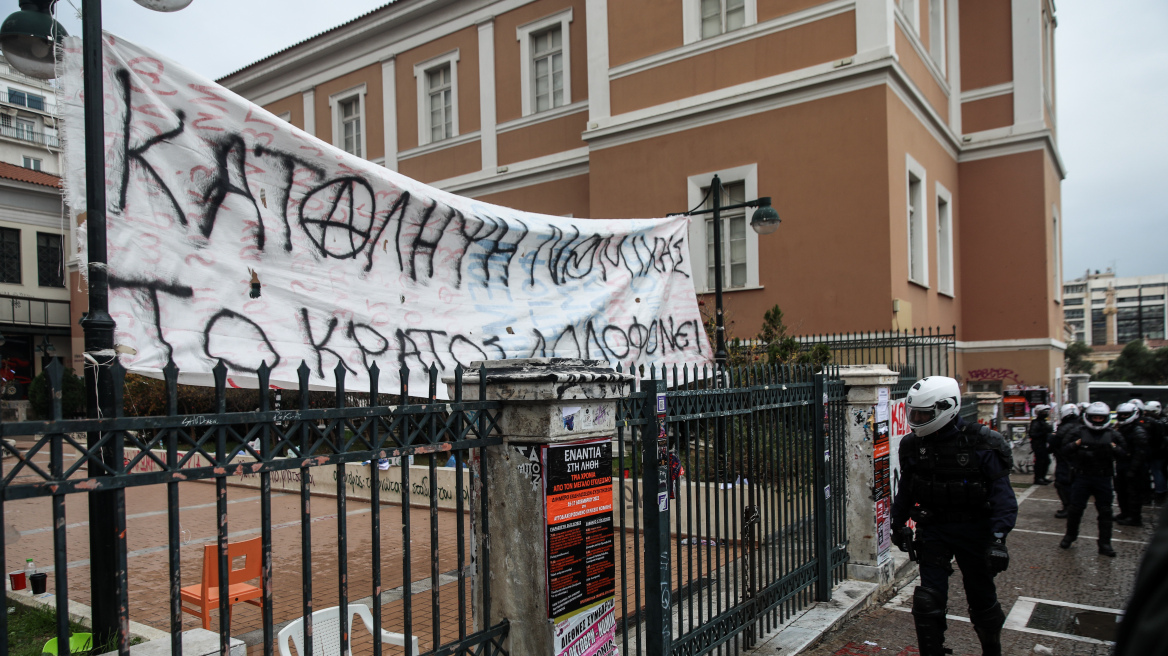 Αστυνομική επιχείρηση για την εκκένωση κατάληψης στη Νομική – 27 προσαγωγές (upd)