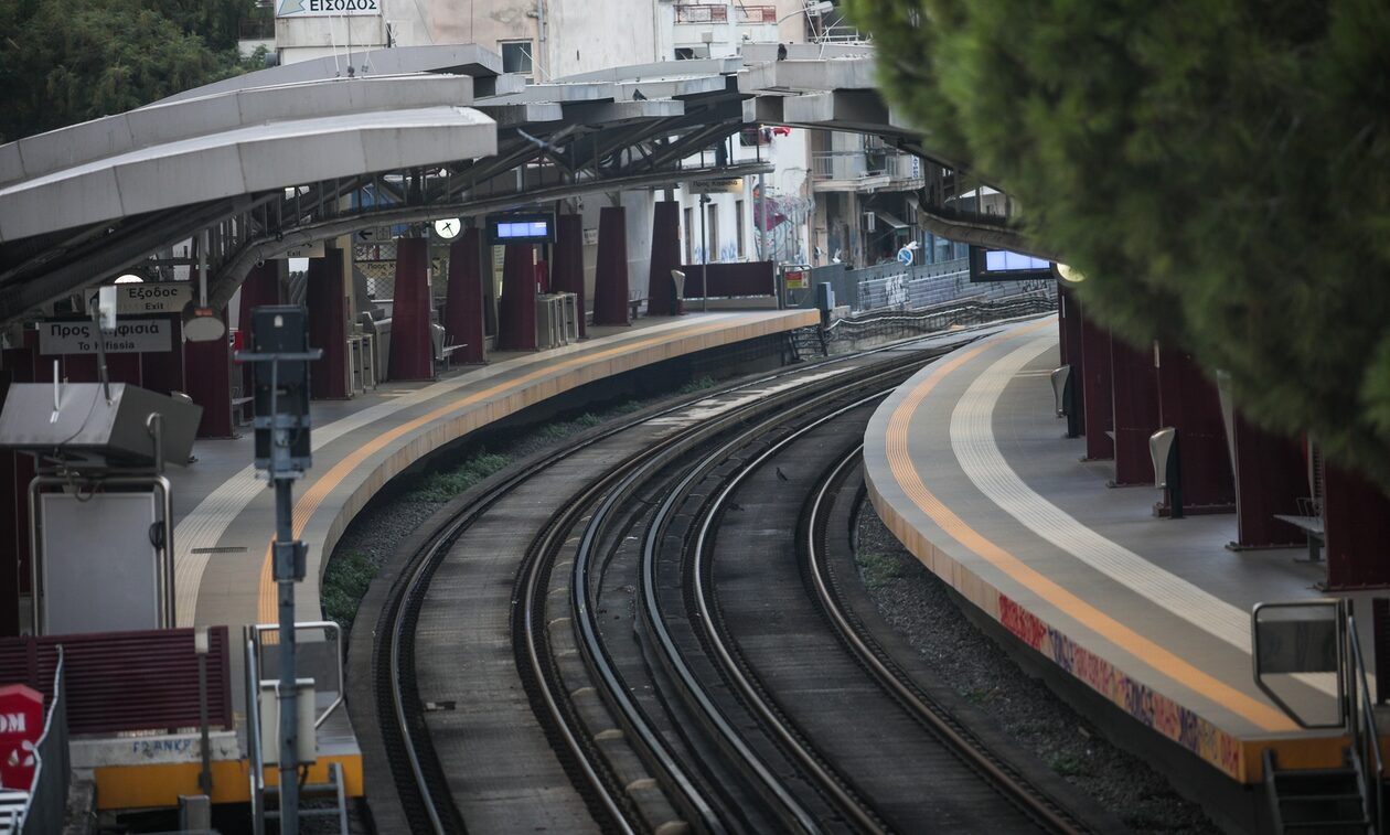 Επιβάτιδα του ΗΣΑΠ προσπάθησε να ρίξει στις ράγες τον σταθμάρχη