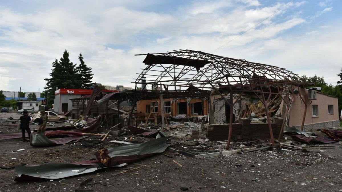 Χάρκοβο: Ρωσική αεροπορική επιδρομή κατέστρεψε καφετέρια – Δέκα τραυματίες