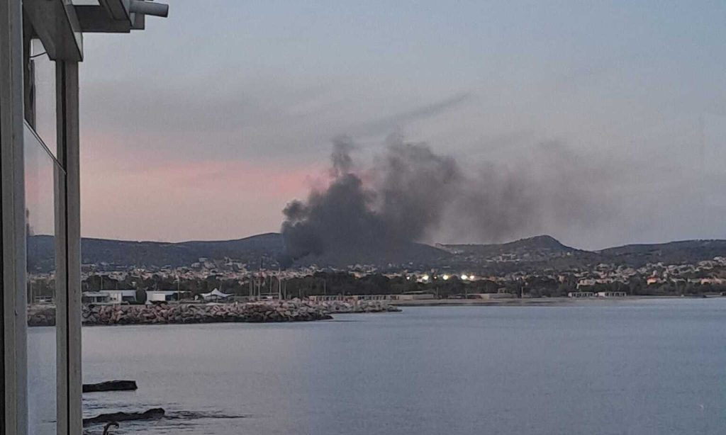 Φωτιά ξέσπασε σε χώρο σκαφών στη Λεωφόρο Βάρης (φωτο) (upd)