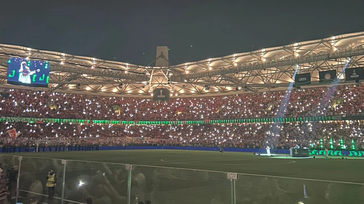 Ολυμπιακός – Φιορεντίνα: Η εντυπωσιακή ατμόσφαιρα με τα χιλιάδες κινητά πριν τη σέντρα στην OPAP Arena