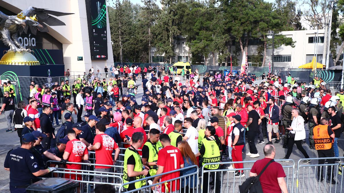 Τελικός Conference League: Ένταση έξω από την OPAP Arena – Περίπου 50 οπαδοί του Ολυμπιακού πέρασαν χωρίς έλεγχο