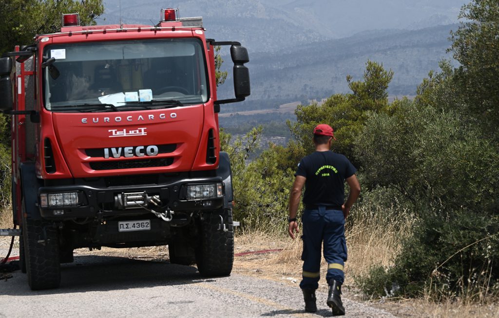 Φωτιά σε περιοχή με χαμηλή βλάστηση στην Πετρούπολη