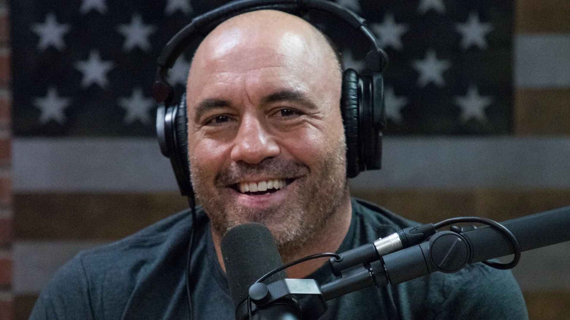 Joe Rogan για τις ομιλίες Χίτλερ: «Νόμιζα ότι έλεγε “σκοτώστε όλους τους  Εβραίους” – Δεν έλεγε τελικά αυτό»