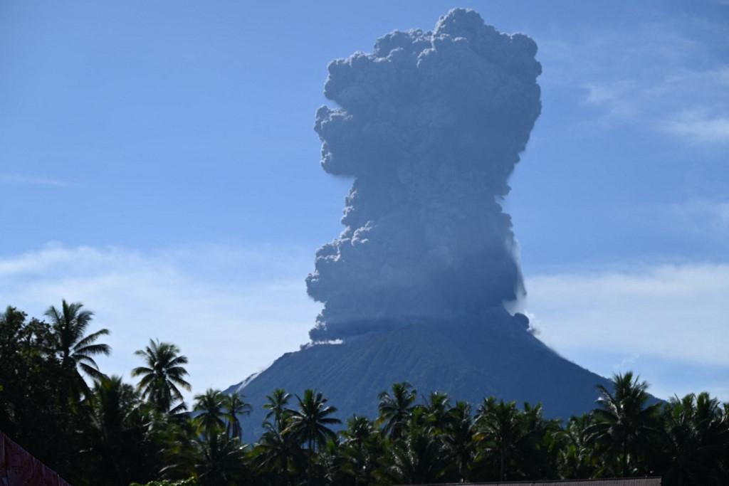 Ινδονησία: Εξερράγη το ηφαίστειο Ibu – Εκτόξευσε πυκνές στήλες γκρίζας τέφρας (φώτο)