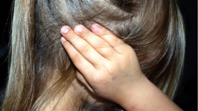 Ηράκλειο: Η κατάθεση της γειτόνισσας που κάλεσε το «100» για το 2,5 ετών κοριτσάκι – «Άκουγα τα χτυπήματα»