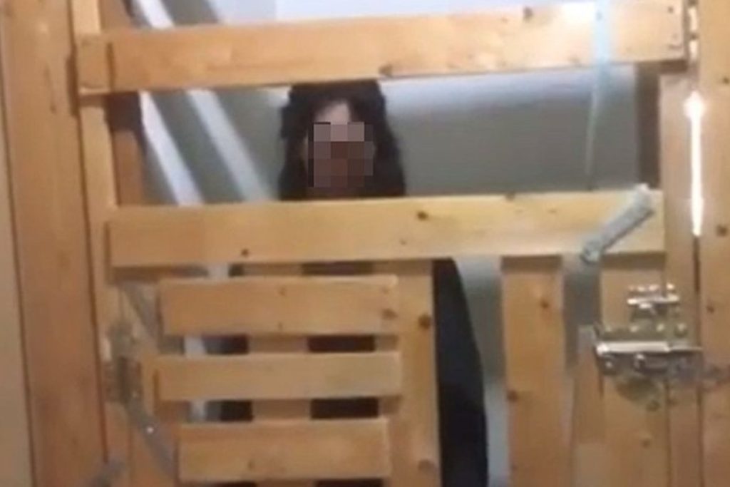 Καλαμάτα: Ελεύθεροι αφέθηκαν οι γονείς της 29χρονης που ζει σε κλουβί
