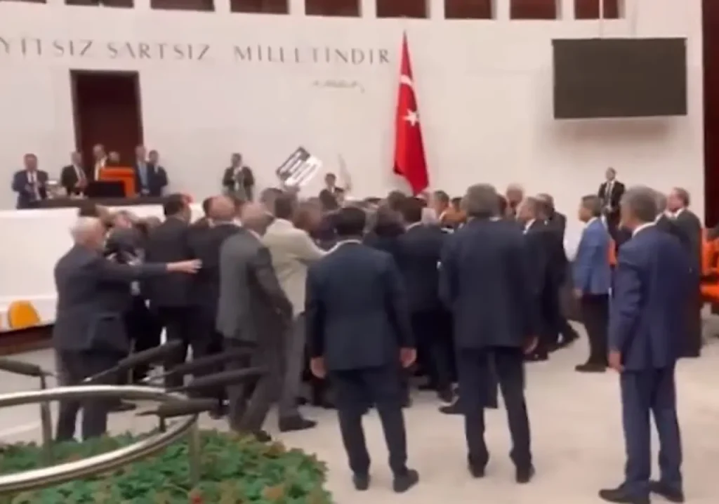  Σκηνές χάους στην Εθνοσυνέλευση της Τουρκίας – Βουλευτές πιάστηκαν στα χέρια (βίντεο) 