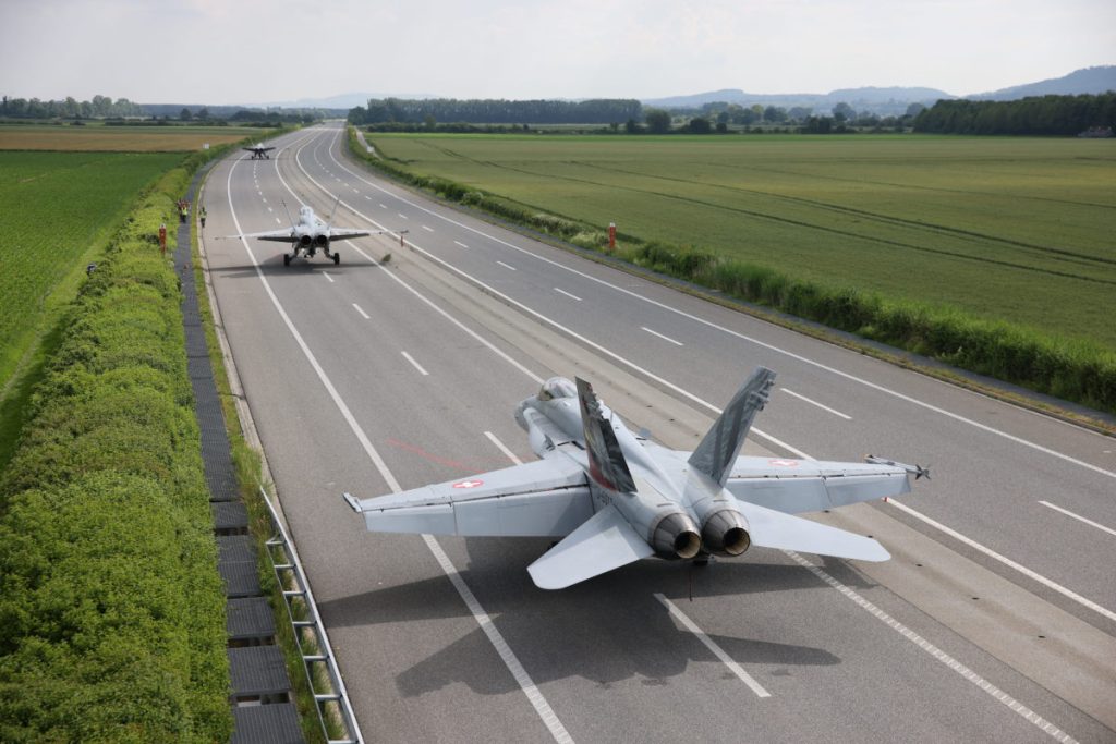 Η Ελβετία ανησυχεί για την ασφάλεια στην Ευρώπη: Δοκιμές προσγείωσης μαχητικών F/A-18 από αυτοκινητόδρομο (βίντεο)