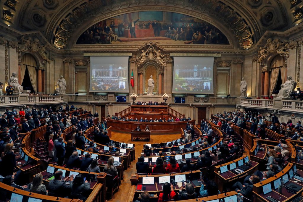 Πορτογαλία: Η Δεξιά ψήφισε την μείωση φόρων των χαμηλόμισθων – Η κυβέρνηση έκανε φοροαπαλλαγές και στους πλούσιους