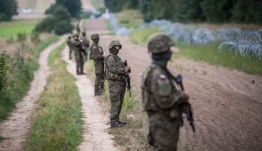 Παράνομοι μετανάστες μαχαίρωσαν και σκότωσαν Πολωνό στρατιώτη στα σύνορα με τη Λευκορωσία