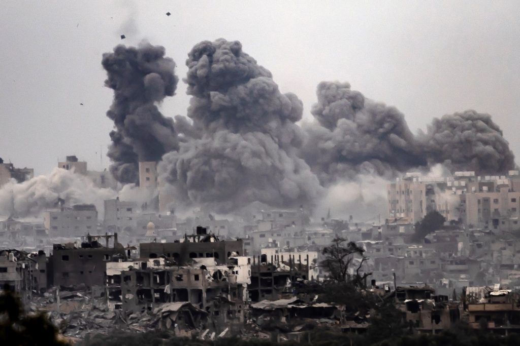 Ισραηλινή βόμβα «εξαϋλώνει» πολυκατοικία στην Γάζα (βίντεο)