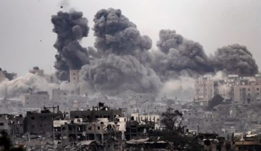 Ισραηλινή βόμβα «εξαϋλώνει» πολυκατοικία στην Γάζα (βίντεο)
