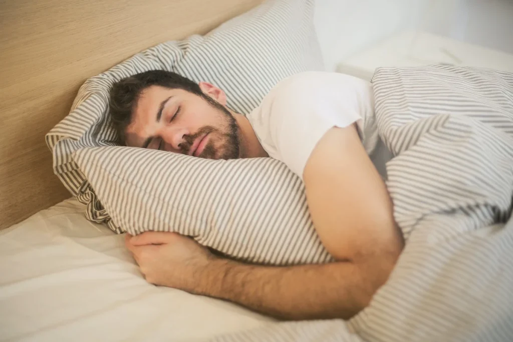 4+1 συνήθειες που πρέπει να κόψεις για να κοιμάσαι καλύτερα το βράδυ
