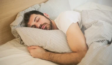 4+1 συνήθειες που πρέπει να κόψεις για να κοιμάσαι καλύτερα το βράδυ