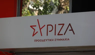 Σύνταγμα: Με χρώματα του ΣΥΡΙΖΑ έντυσαν το προεκλογικό περίπτερο της ΝΔ (φώτο)