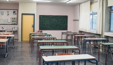 Καθηγητής σε Γυμνάσιο των Αχαρνών έδωσε θέματα εκτός ύλης – Οι μαθητές θα πρέπει να ξαναγράψουν το μάθημα