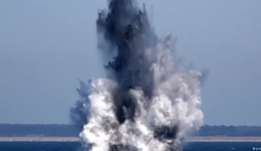Θεαματική καταστροφή ουκρανικού USV από ρωσικό ελικόπτερο