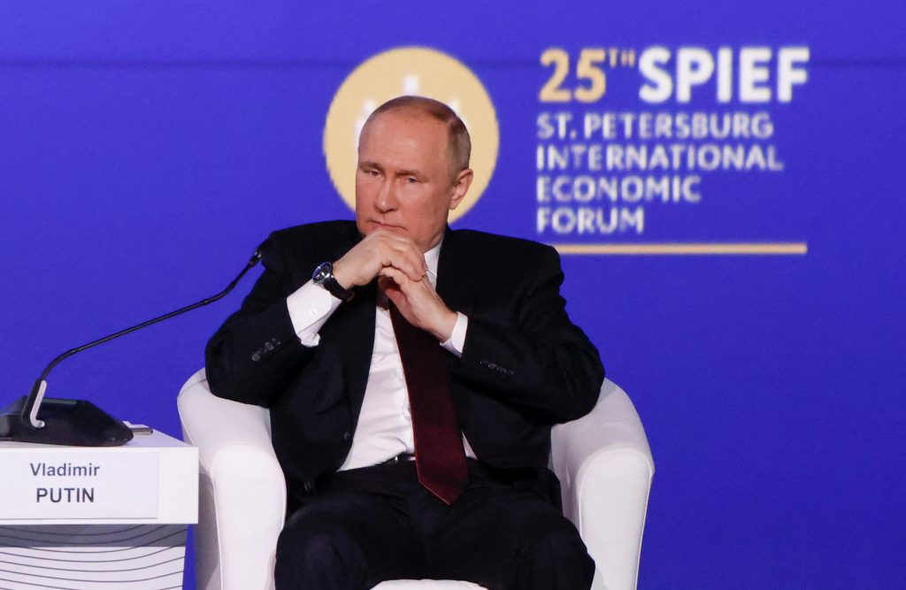 Β.Πούτιν στο οικονομικό Φόρουμ της Αγίας Πετρούπολης: «Οι ΗΠΑ χρωστούν στην παγκόσμια οικονομία 54,3 τρισ.  δολάρια»