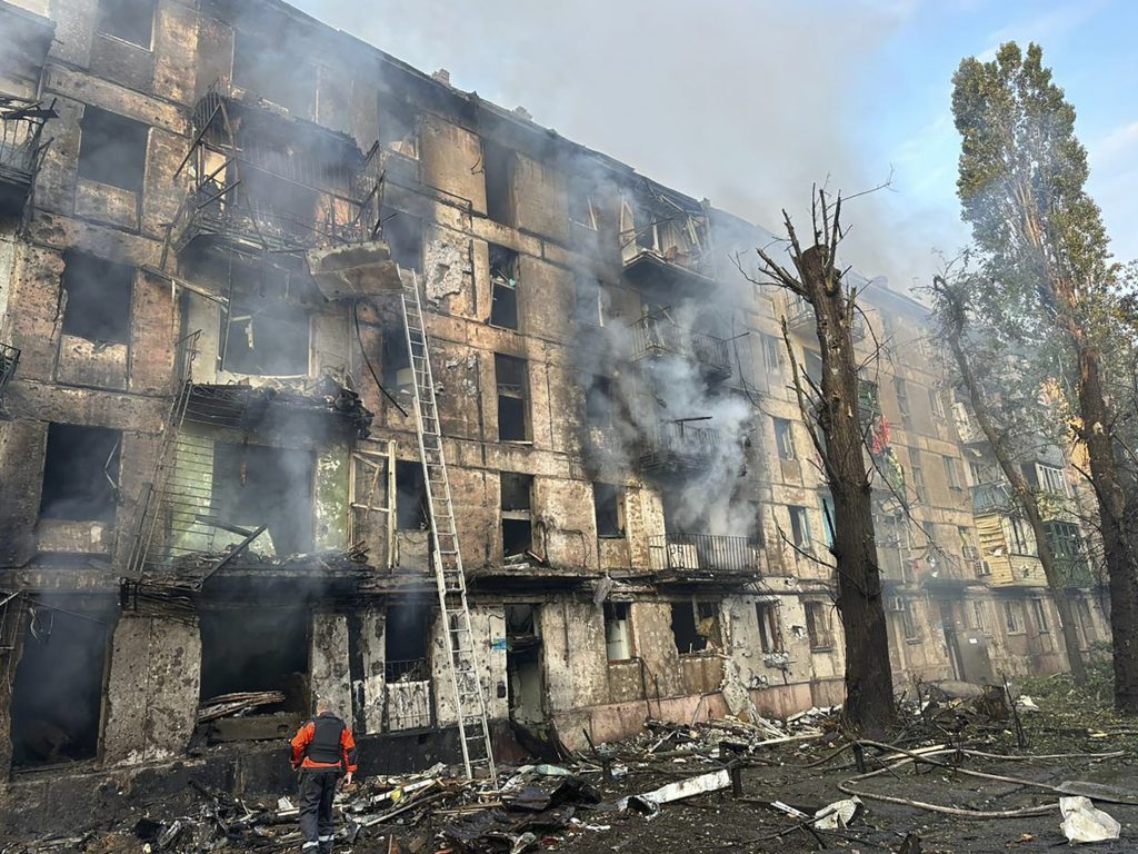 Δεύτερη πολύνεκρη επίθεση του Ζελένσκι κατά αμάχων: 19 νεκροί από πύραυλο των Ουκρανών σε εμπορικό κέντρο της Χερσώνας