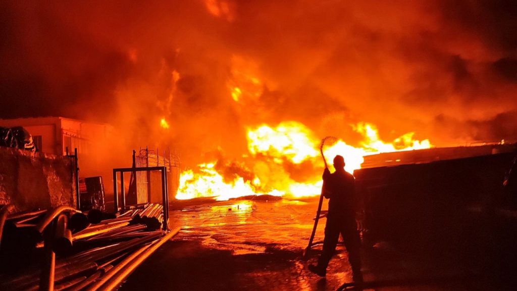 Πυρκαγιά στην Αθηνών-Κορίνθου μετά από ανατροπή βυτιοφόρου – Στο σημείο σημειώνονται εκρήξεις (βίντεο)