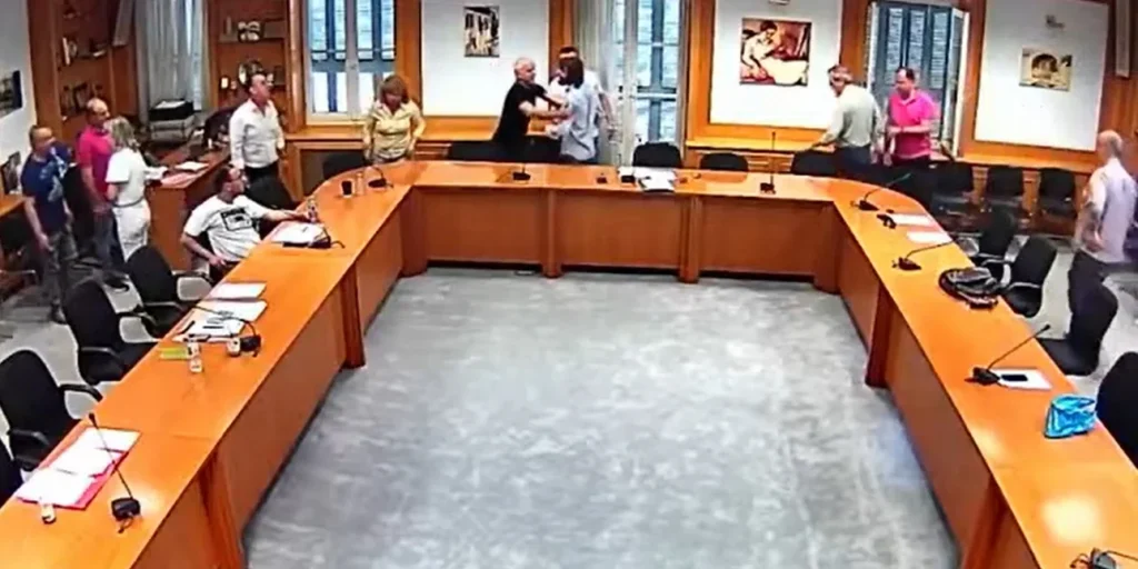 Λιβαδειά: Επεισοδιακή συνεδρίαση του Δημοτικού Συμβουλίου – Παραλίγο να πιαστούν στα χέρια ο δήμαρχος με τον προκάτοχό του