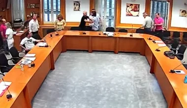 Λιβαδειά: Επεισοδιακή συνεδρίαση του Δημοτικού Συμβουλίου – Παραλίγο να πιαστούν στα χέρια ο δήμαρχος με τον προκάτοχό του