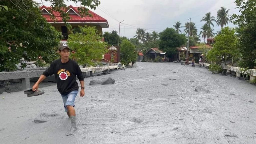 Φιλιππίνες: Ποτάμια κρύας λάβας «πλημμύρισαν» χωριό μετά από έκρηξη ηφαιστείου (βίντεο)