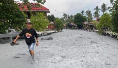 Φιλιππίνες: Ποτάμια κρύας λάβας «πλημμύρισαν» χωριό μετά από έκρηξη ηφαιστείου (βίντεο)