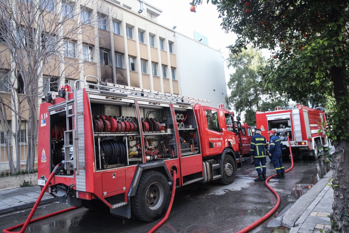 Βοτανικός: Μεγάλη πυρκαγιά έχει ξεσπάσει σε εργοστάσιο ξυλείας